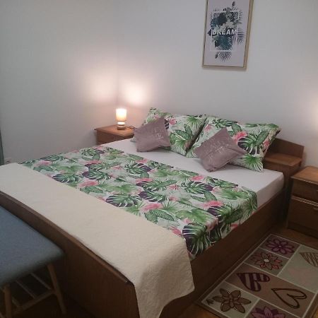 Apartman Sanja Apartment Ровин Екстериор снимка