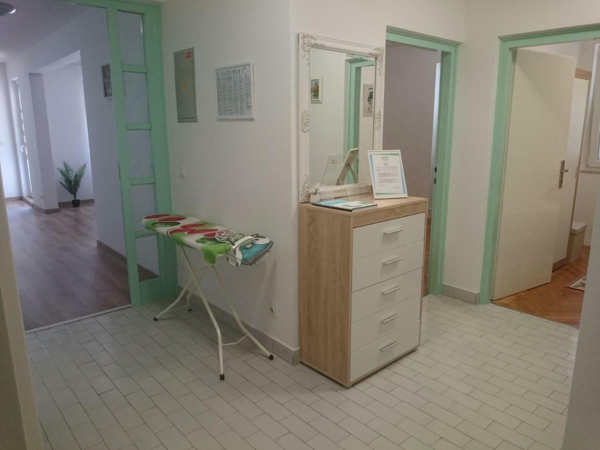 Apartman Sanja Apartment Ровин Екстериор снимка
